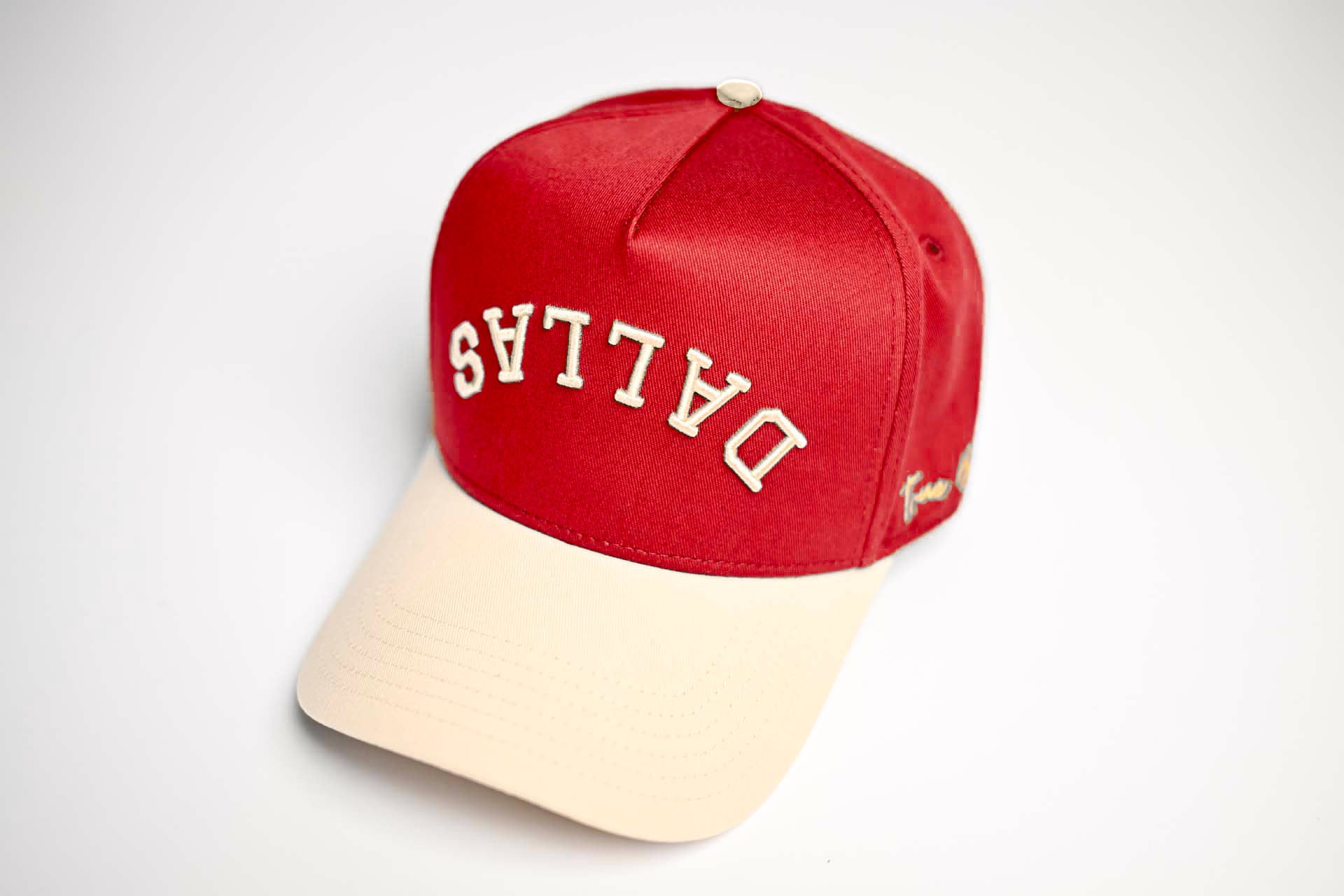 Precurved Dallas snapback - OFFWHITE / RED