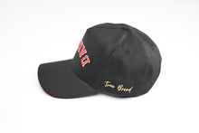 Load image into Gallery viewer, Precurved Classic Dallas snapback - BLACK w/ Red
