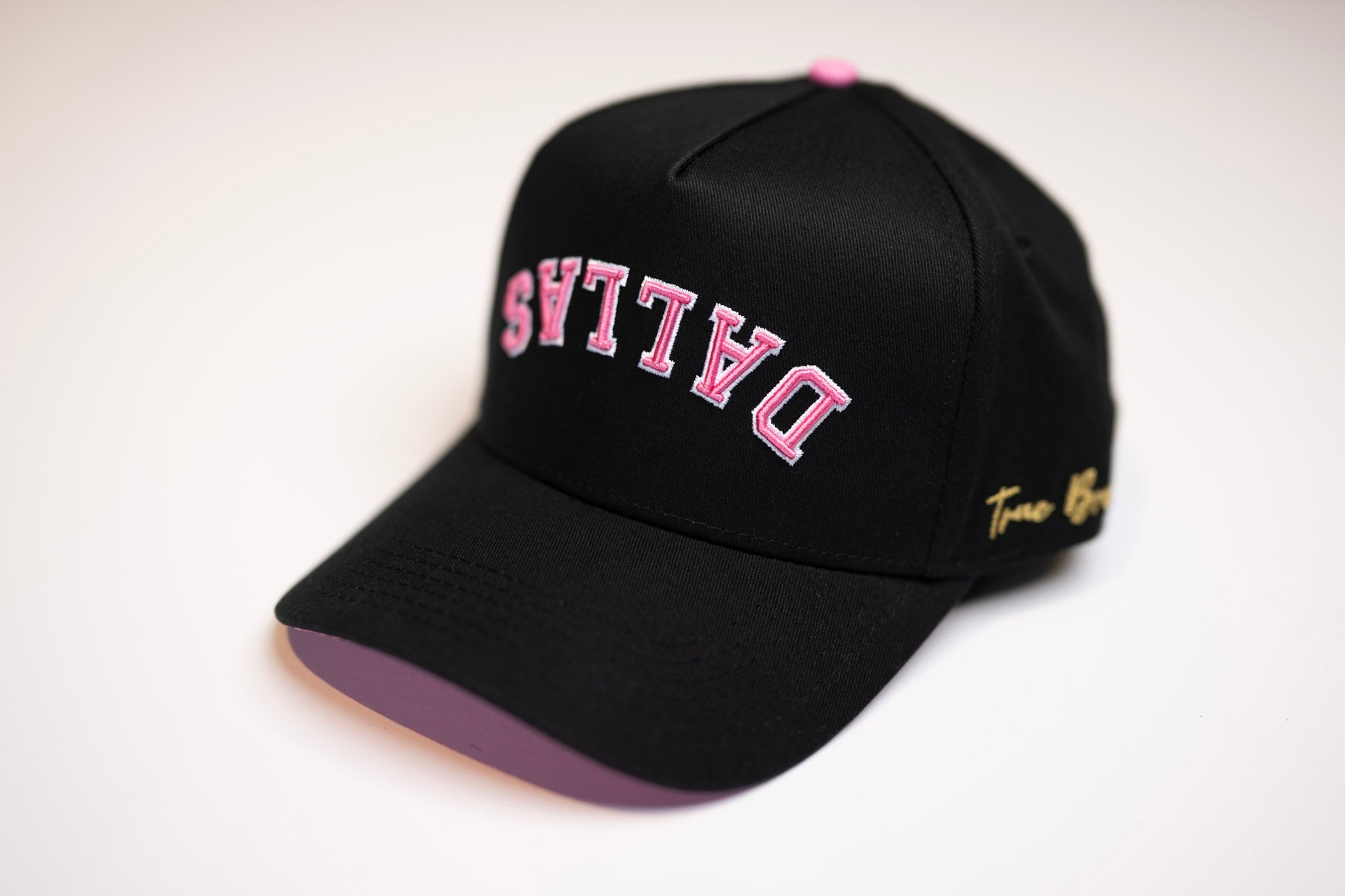 Precurved Dallas snapback - BLACK w/ PINK