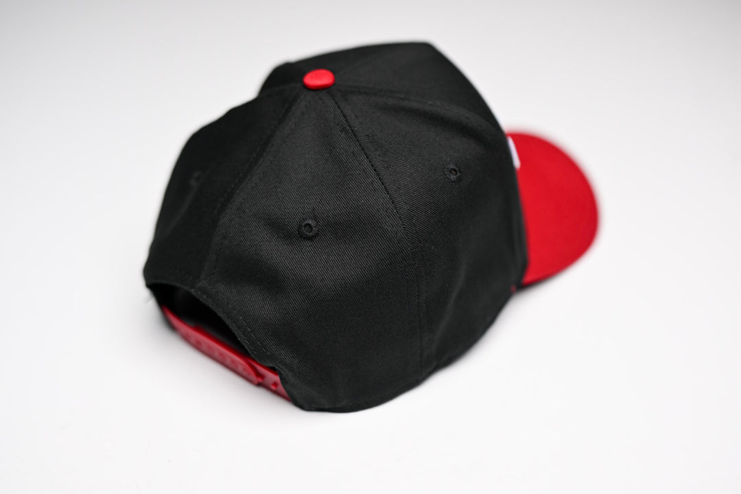 Precurved Dallas snapback - RED / BLACK