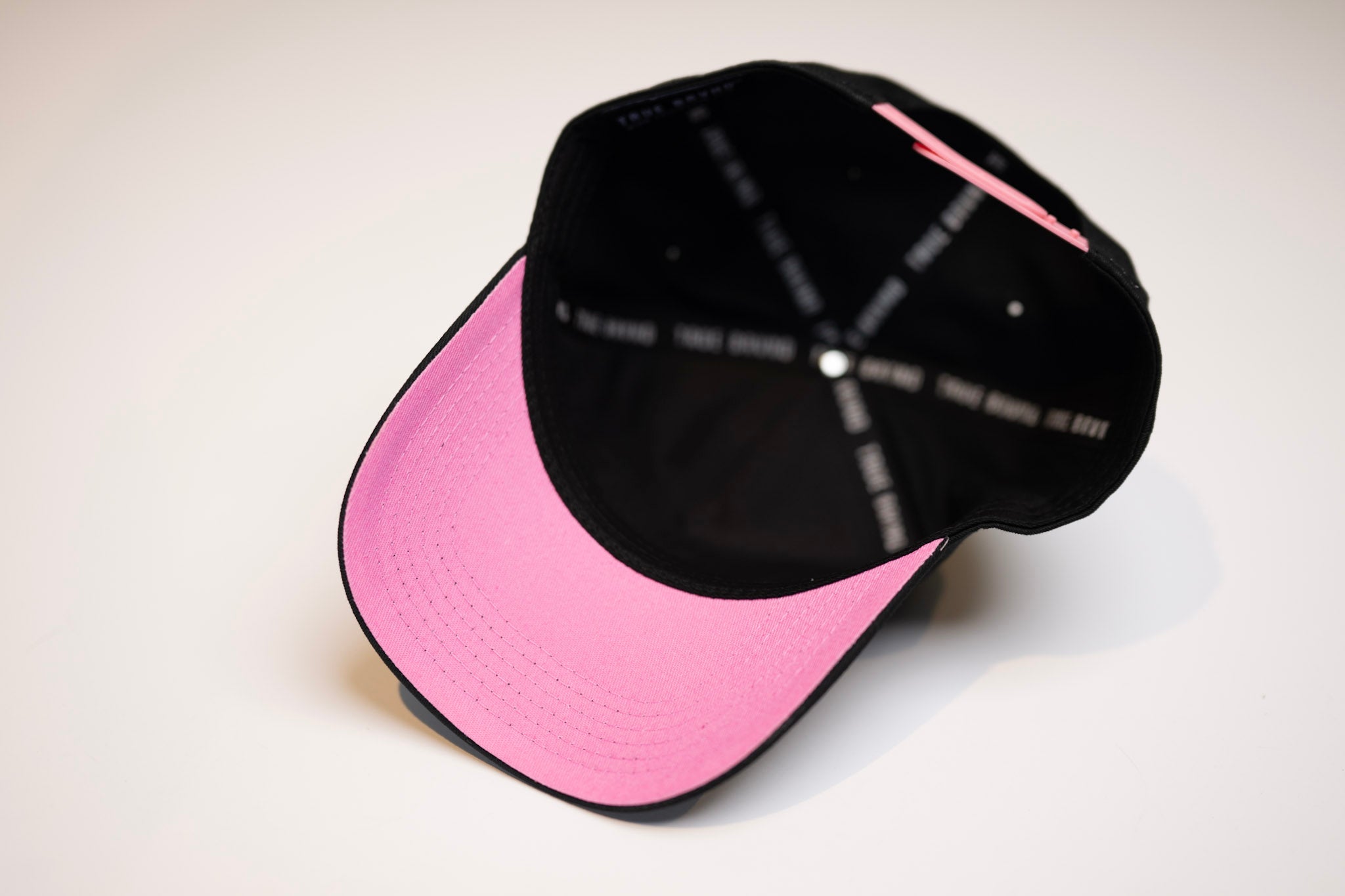 Precurved Dallas snapback - BLACK w/ PINK