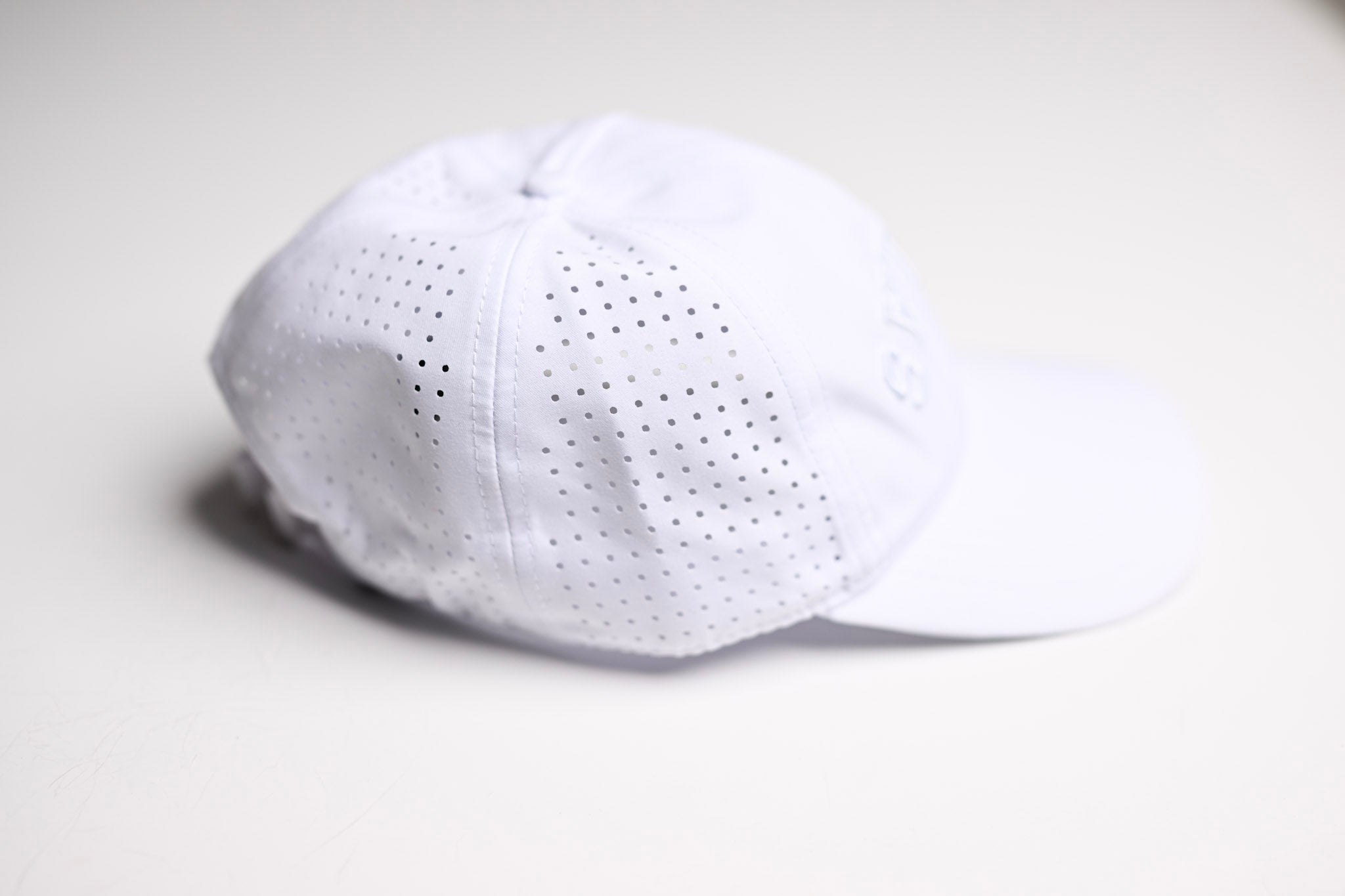 Performance Dad Hat - TONAL white