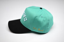 Load image into Gallery viewer, Precurved Classic Dallas snapback - BLACK / CYAN