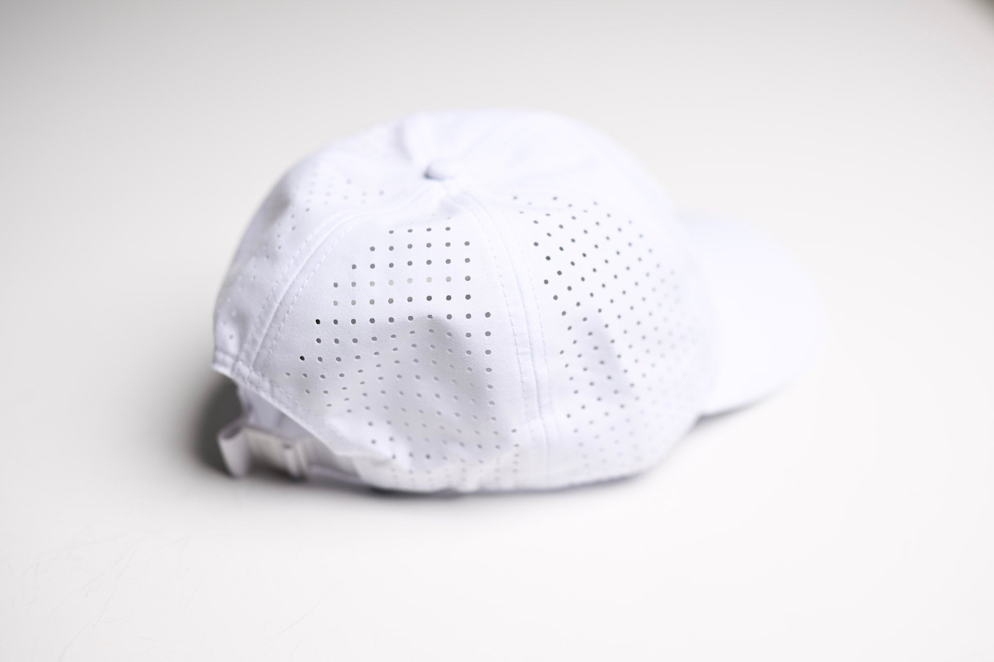 Performance Dad Hat - TONAL white