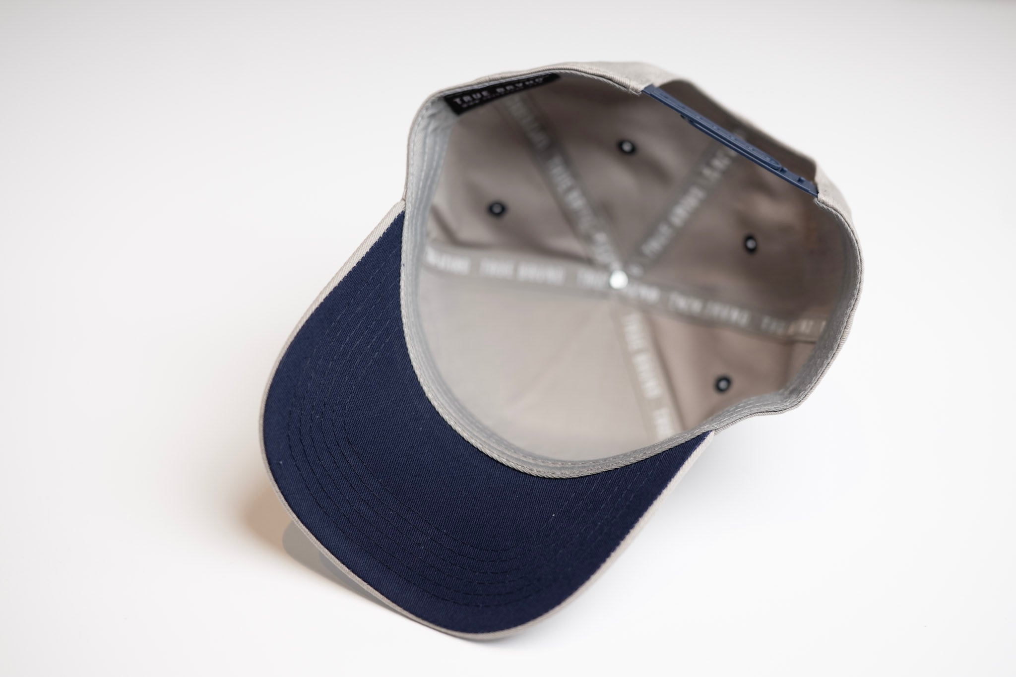 Precurved Dallas snapback - GRAY w/ navy accents