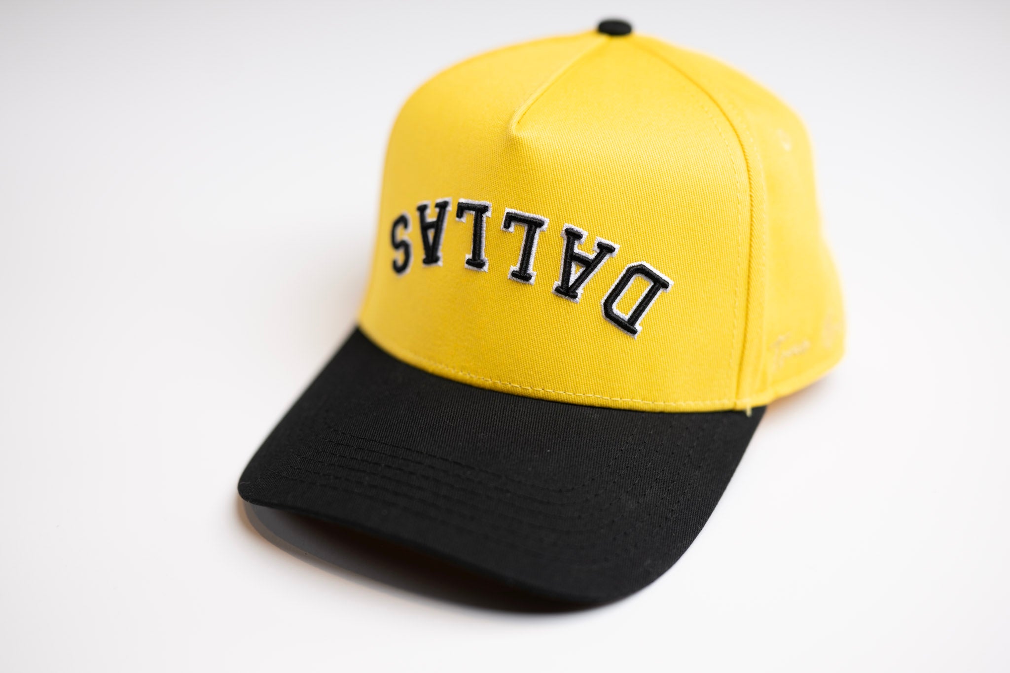 " Lemon " - Precurved Dallas snapback - BLACK / LEMON