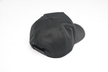 Load image into Gallery viewer, Precurved Classic Dallas snapback - BLACK w/ Red