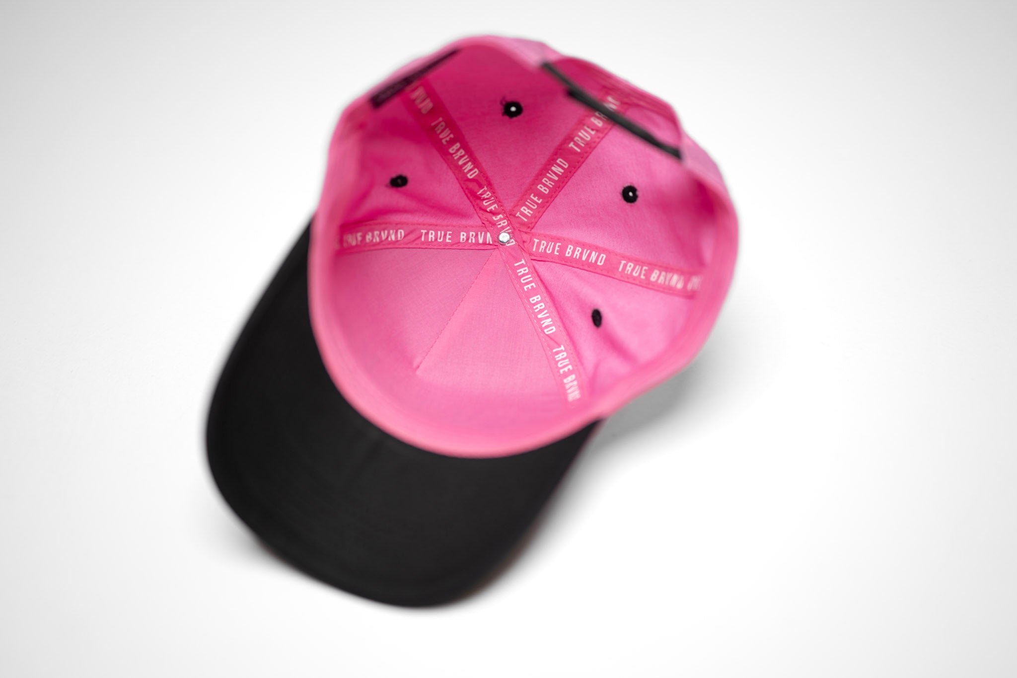 Precurved Dallas snapback - PINK / WHITE – True Brvnd