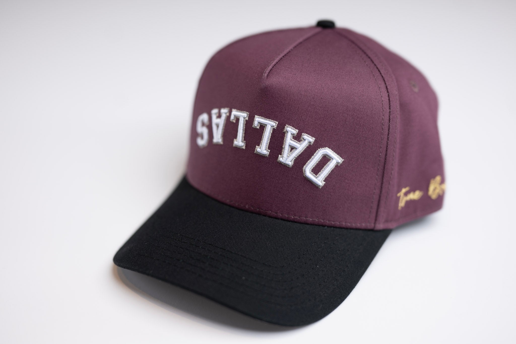 " Plum " - Precurved Dallas snapback - BLACK / MAROON