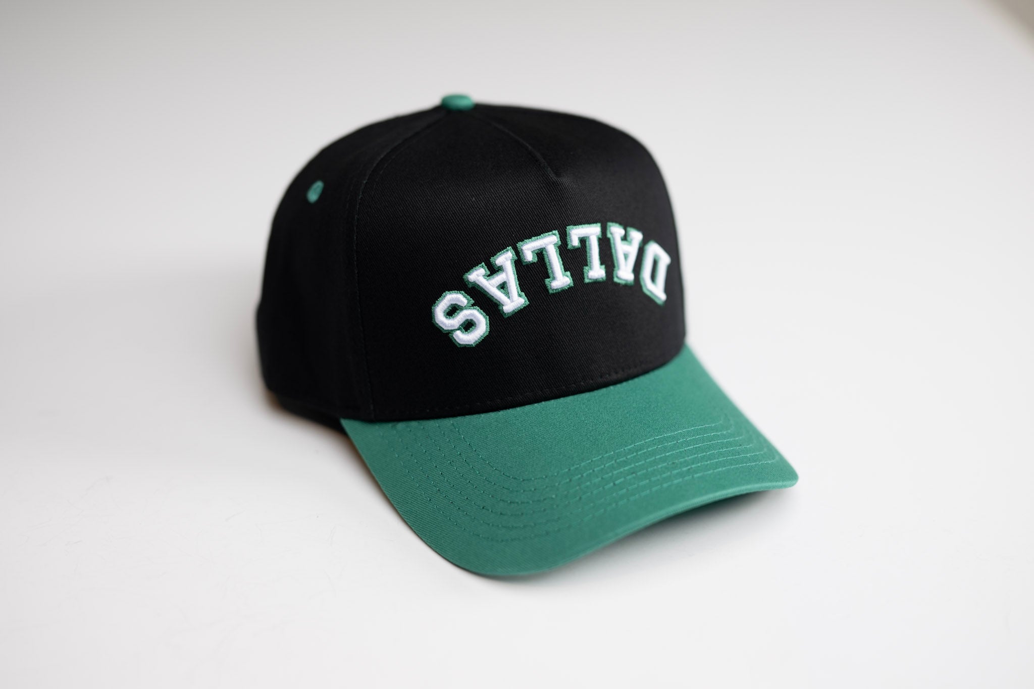 Precurved Dallas snapback - EUCALYPTUS / BLACK