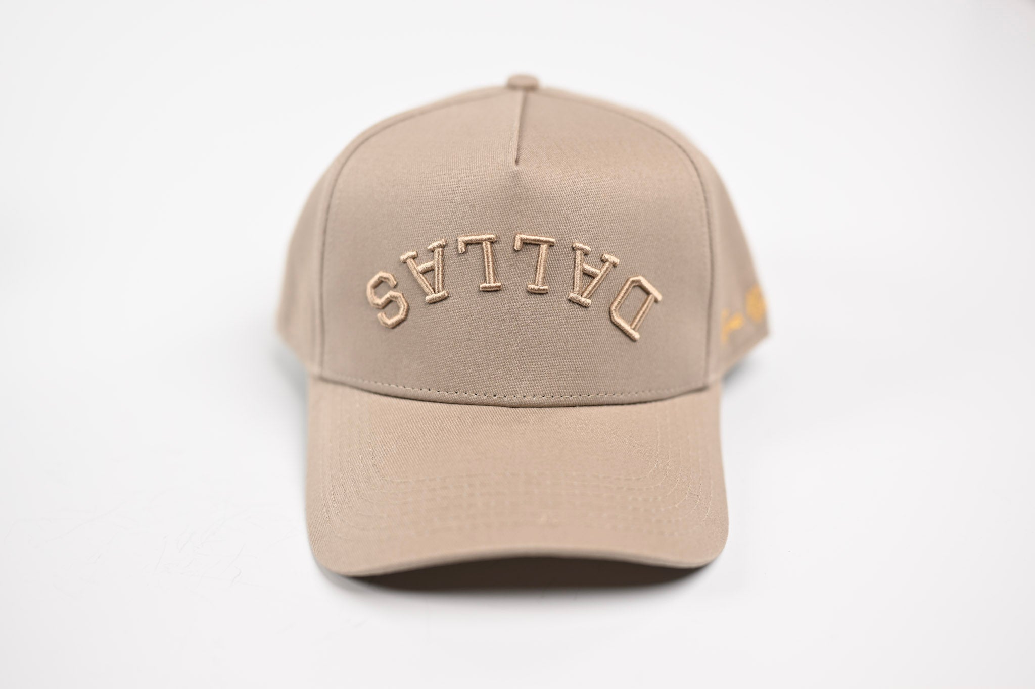 Precurved Dallas snapback - TONAL SAND