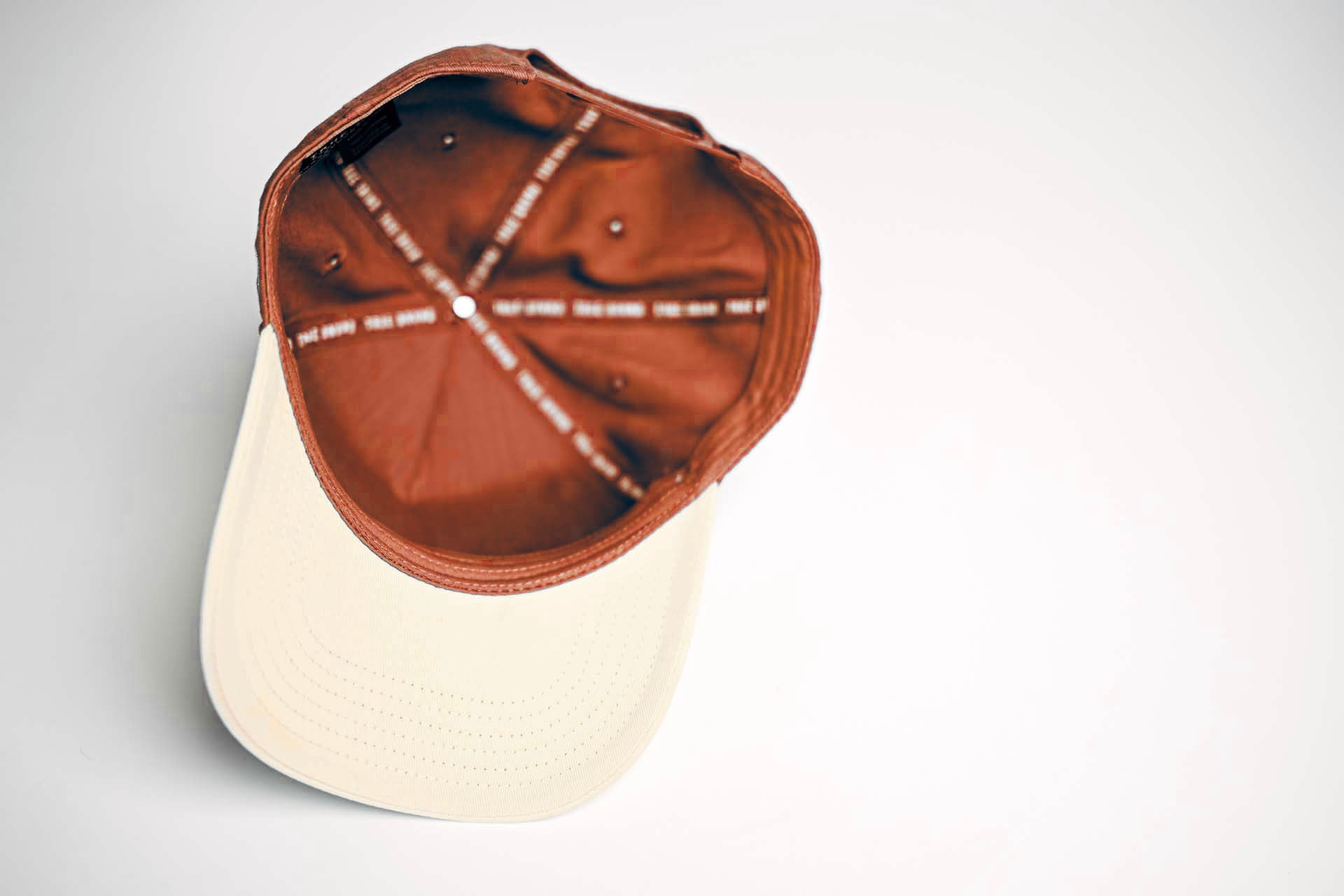 Precurved Dallas snapback - OFFWHITE / RUST