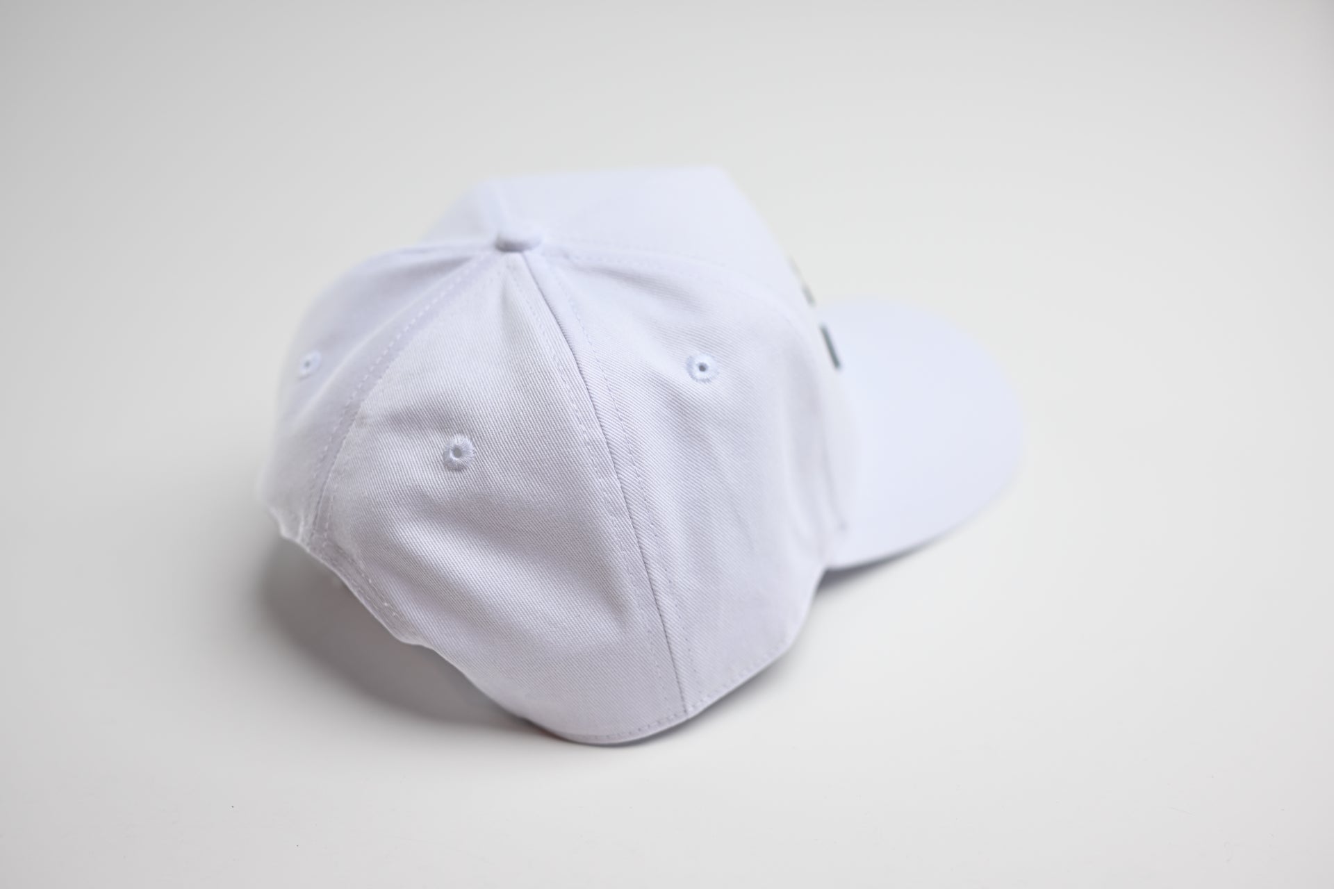 Precurved Dallas snapback - ALL WHITE