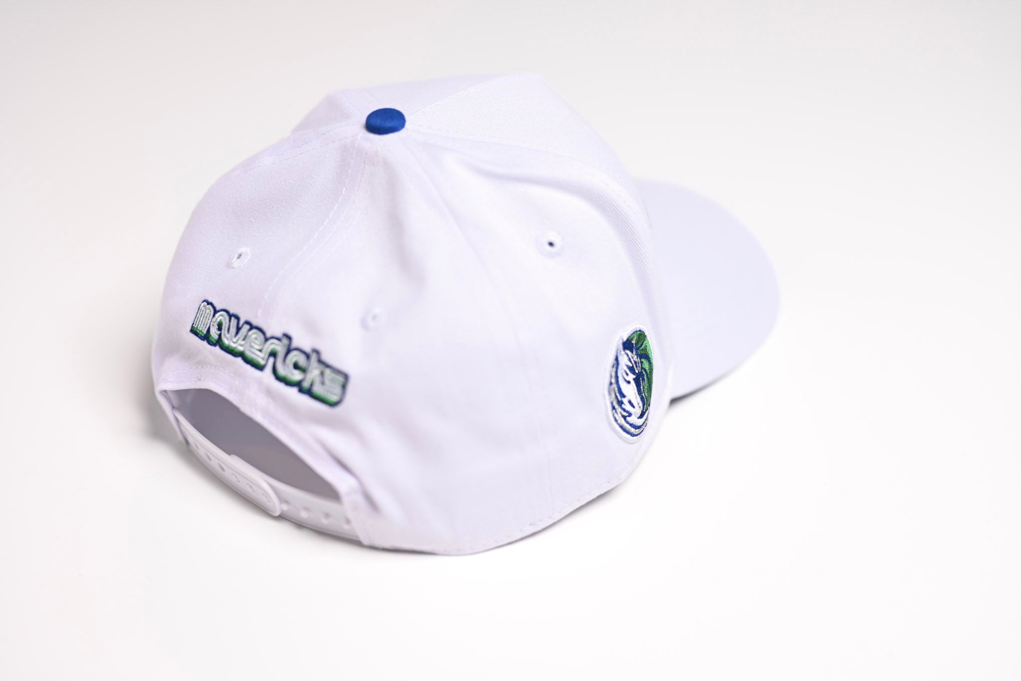 Precurved Dallas snapback - ALL WHITE – True Brvnd