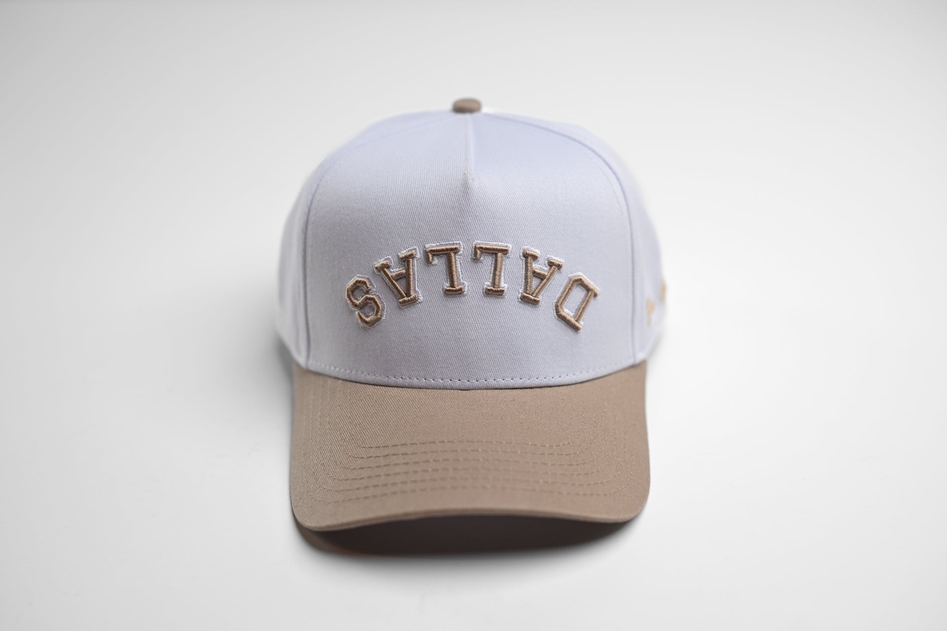 Precurved Dallas snapback - TAUPE / WHITE