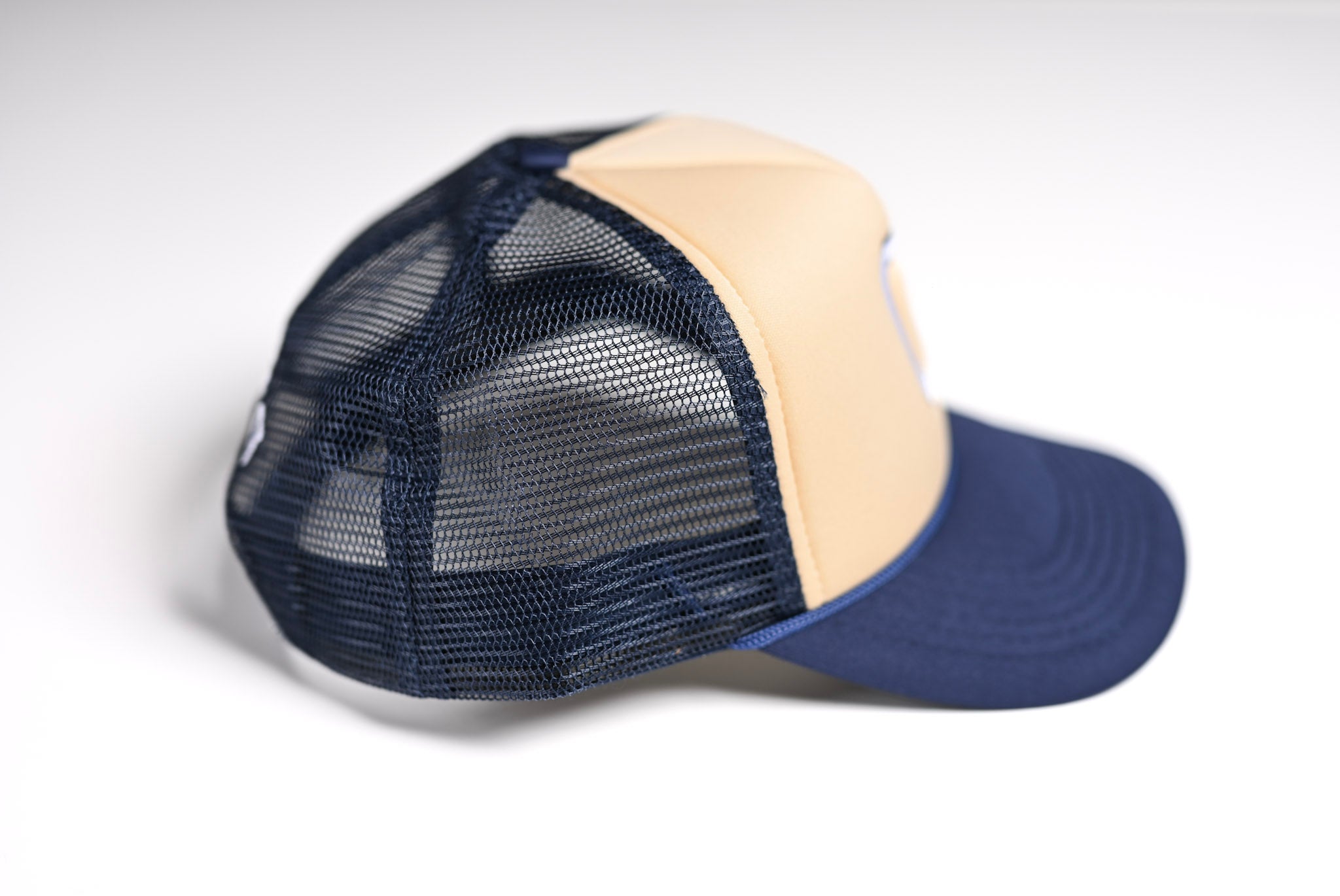 V2 Trucker snapback - NAVY / SAND