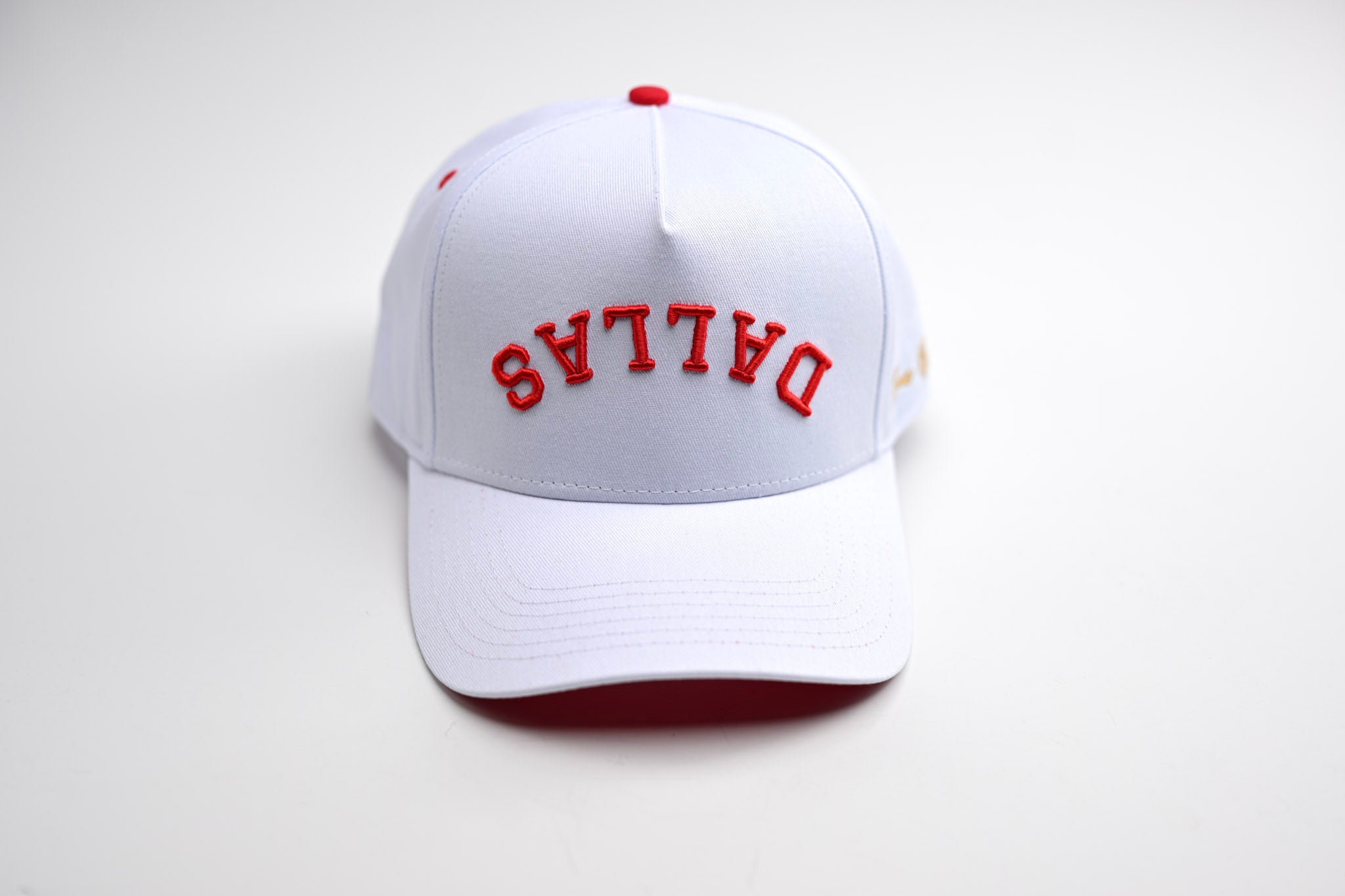 Precurved Dallas snapback - WHITE w/ RED ACCENTS