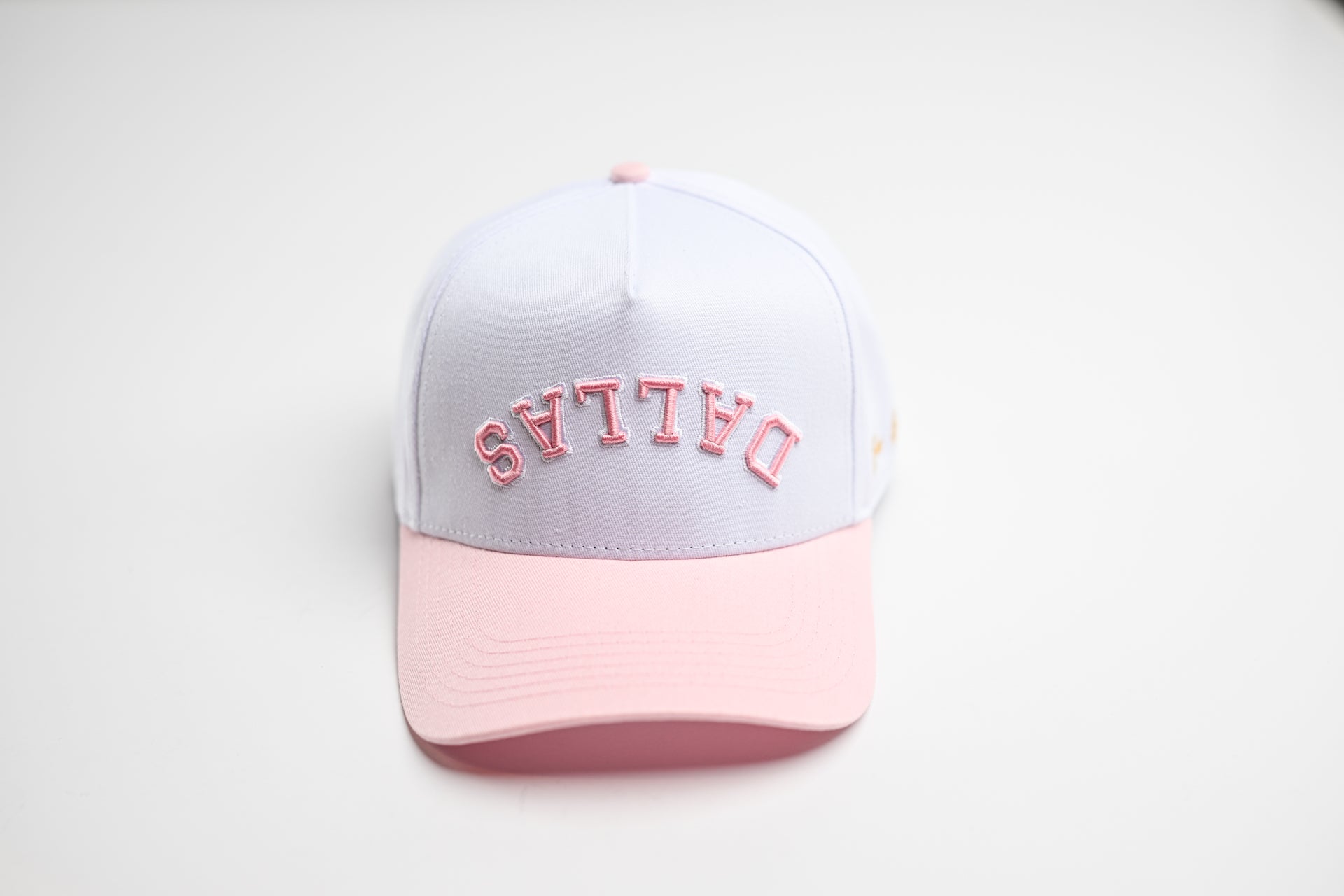 Precurved Dallas snapback - PINK / WHITE – True Brvnd