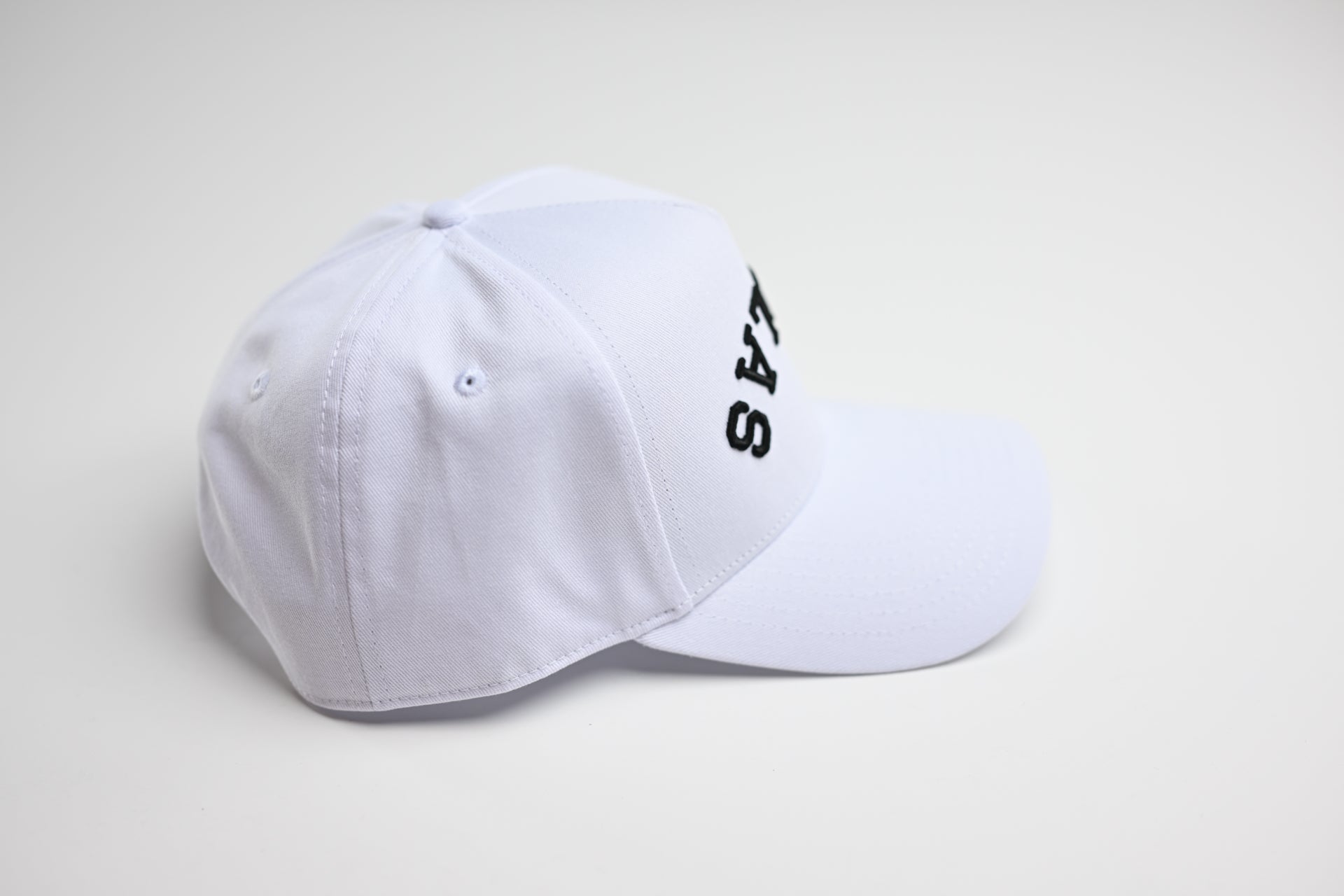 Precurved Dallas snapback - ALL WHITE