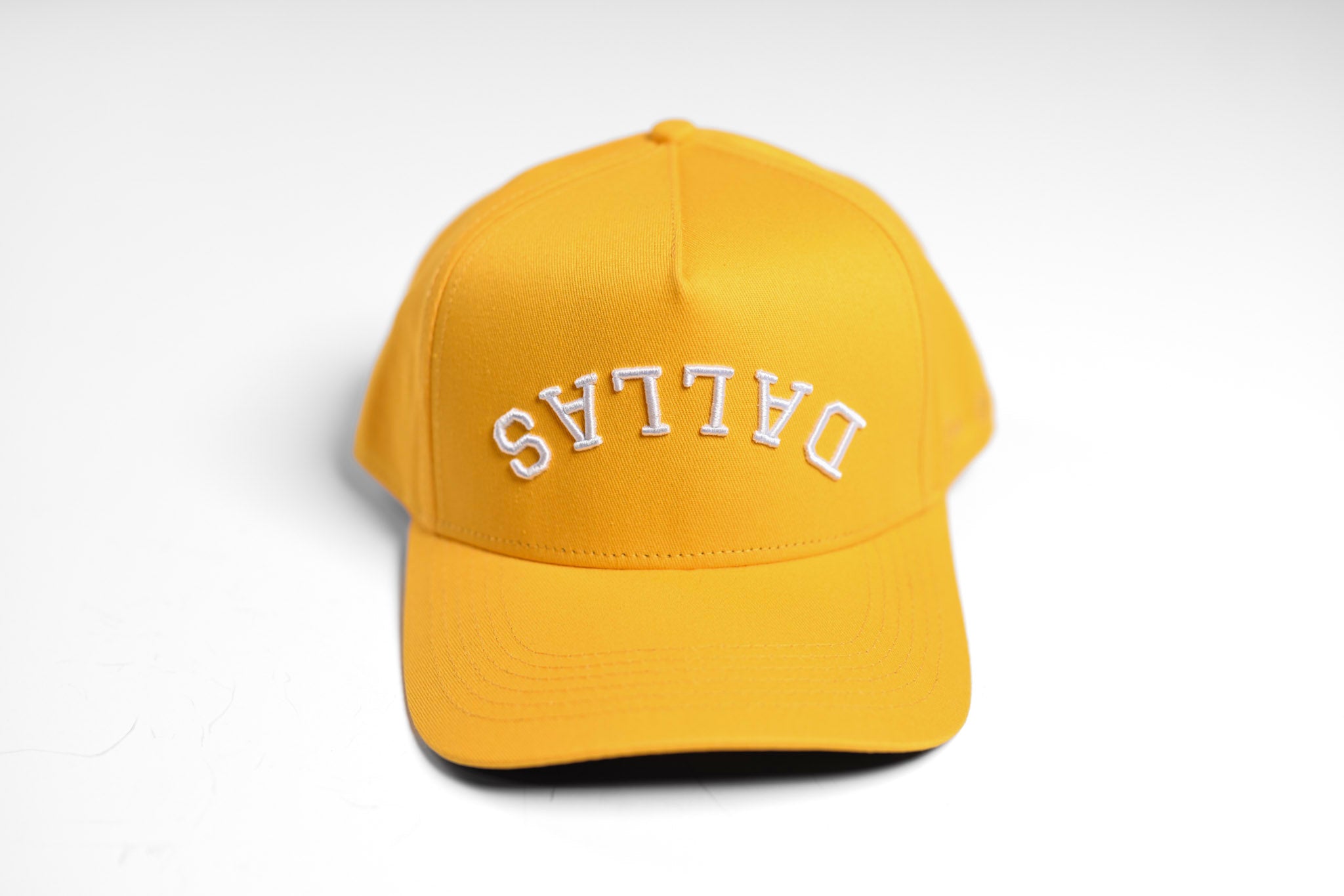 Precurved Dallas snapback - YELLOW w/ Black underbrim