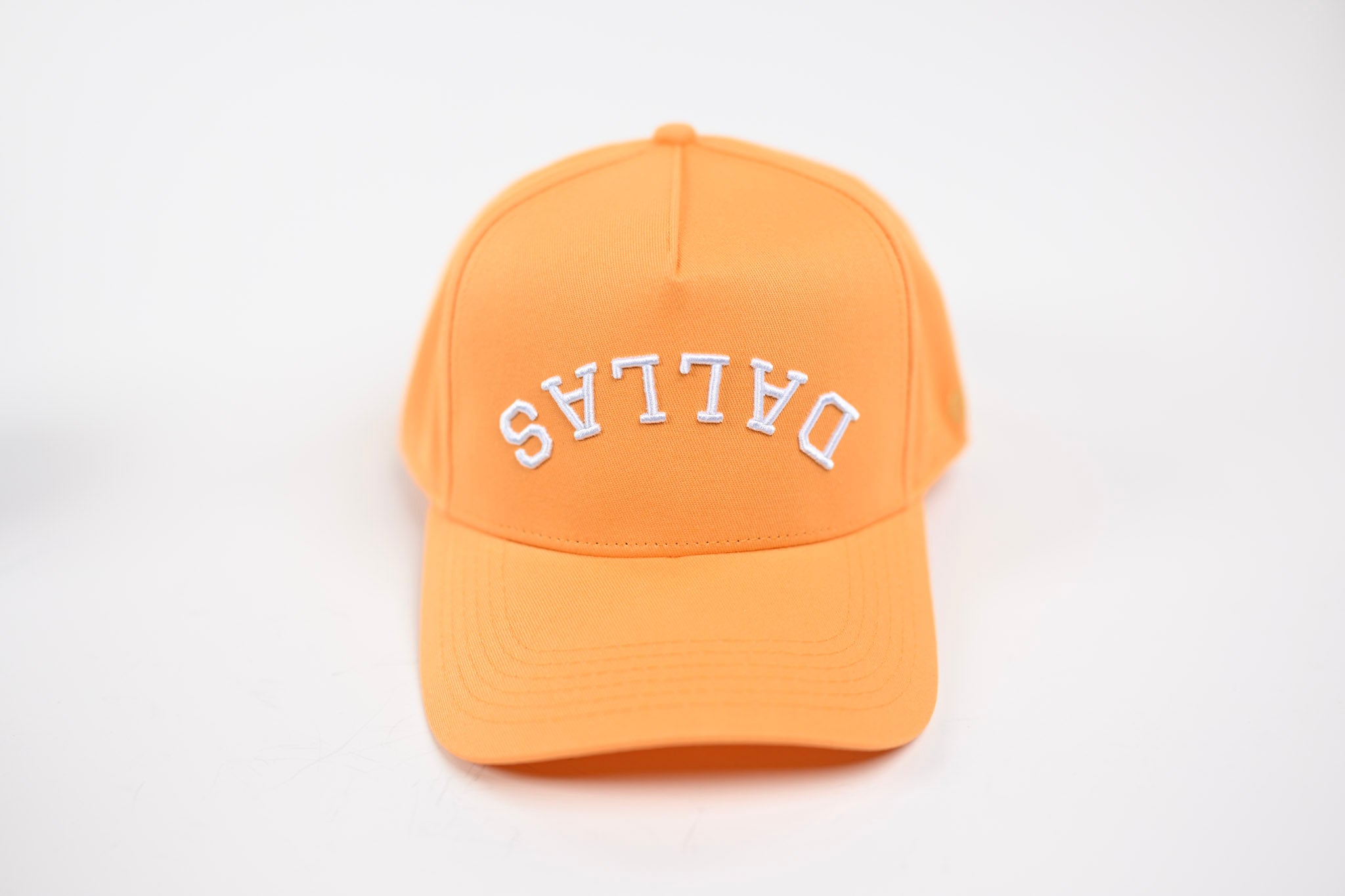 Precurved Dallas snapback - LITE PEACH