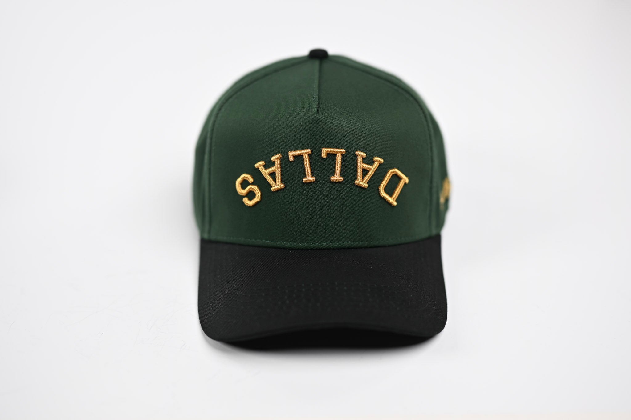 Precurved Dallas snapback - BLACK / FOREST GREEN w/gold