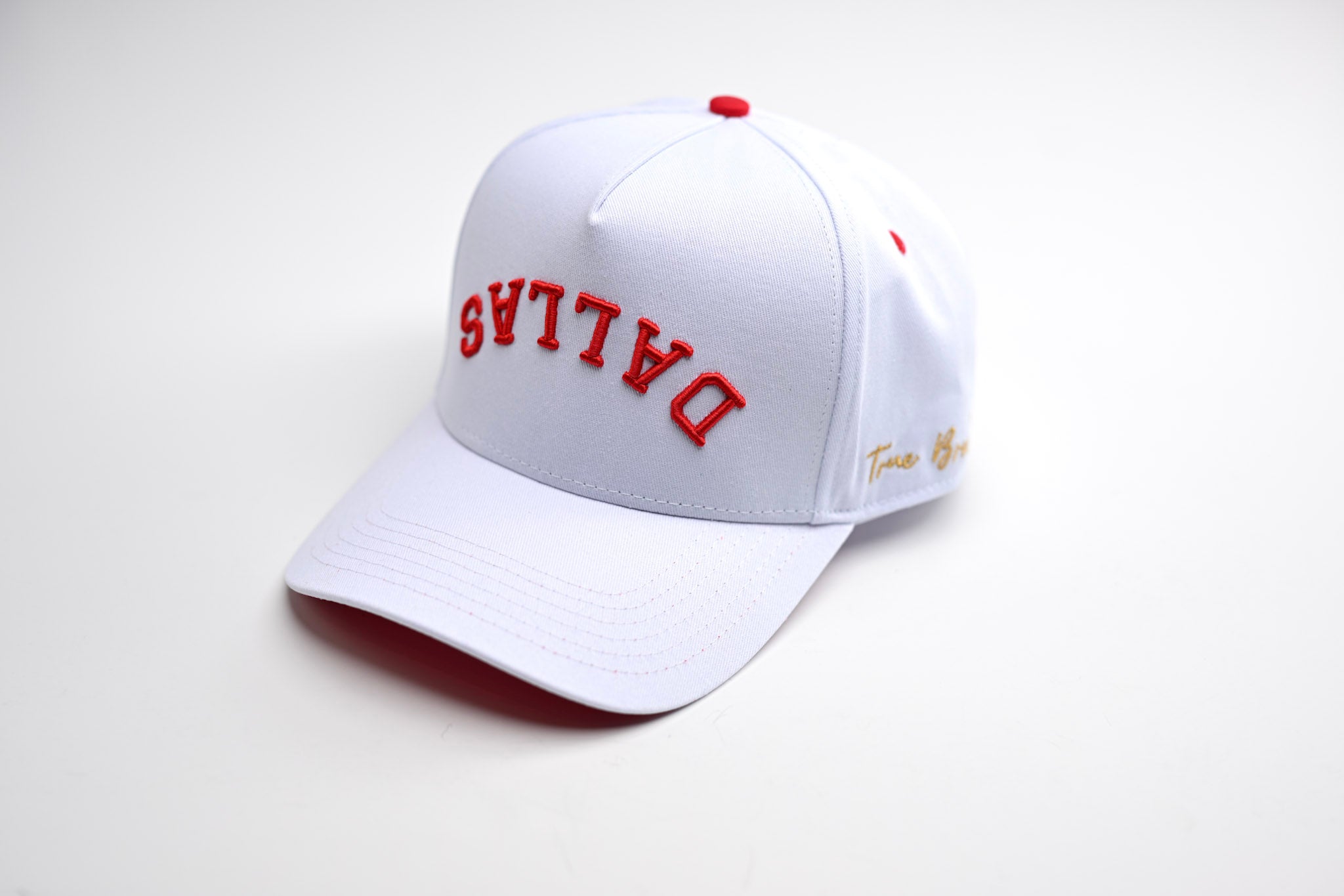 Precurved Dallas snapback - WHITE w/ RED ACCENTS