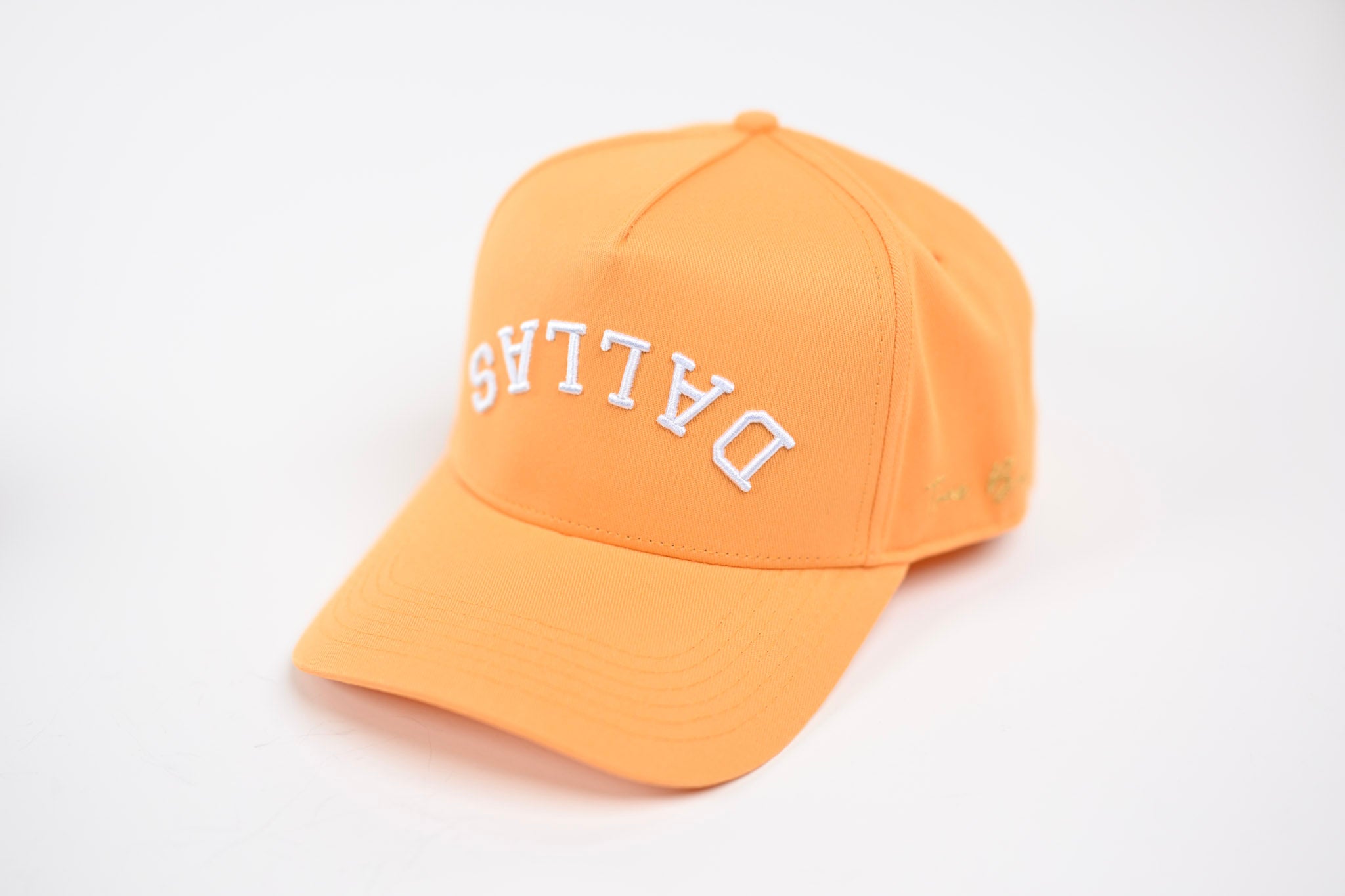 Precurved Dallas snapback - LITE PEACH