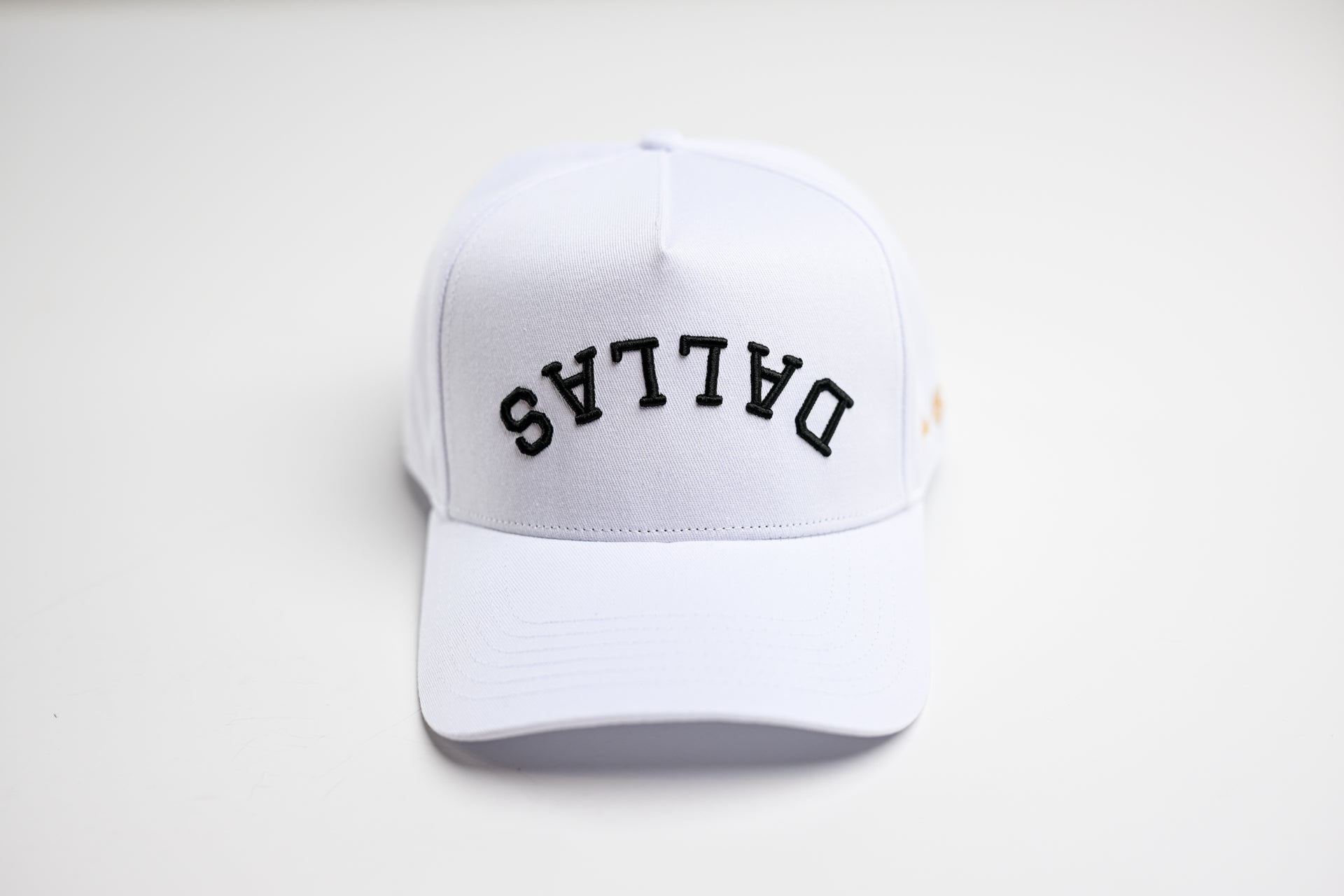 Precurved Dallas snapback - ALL WHITE