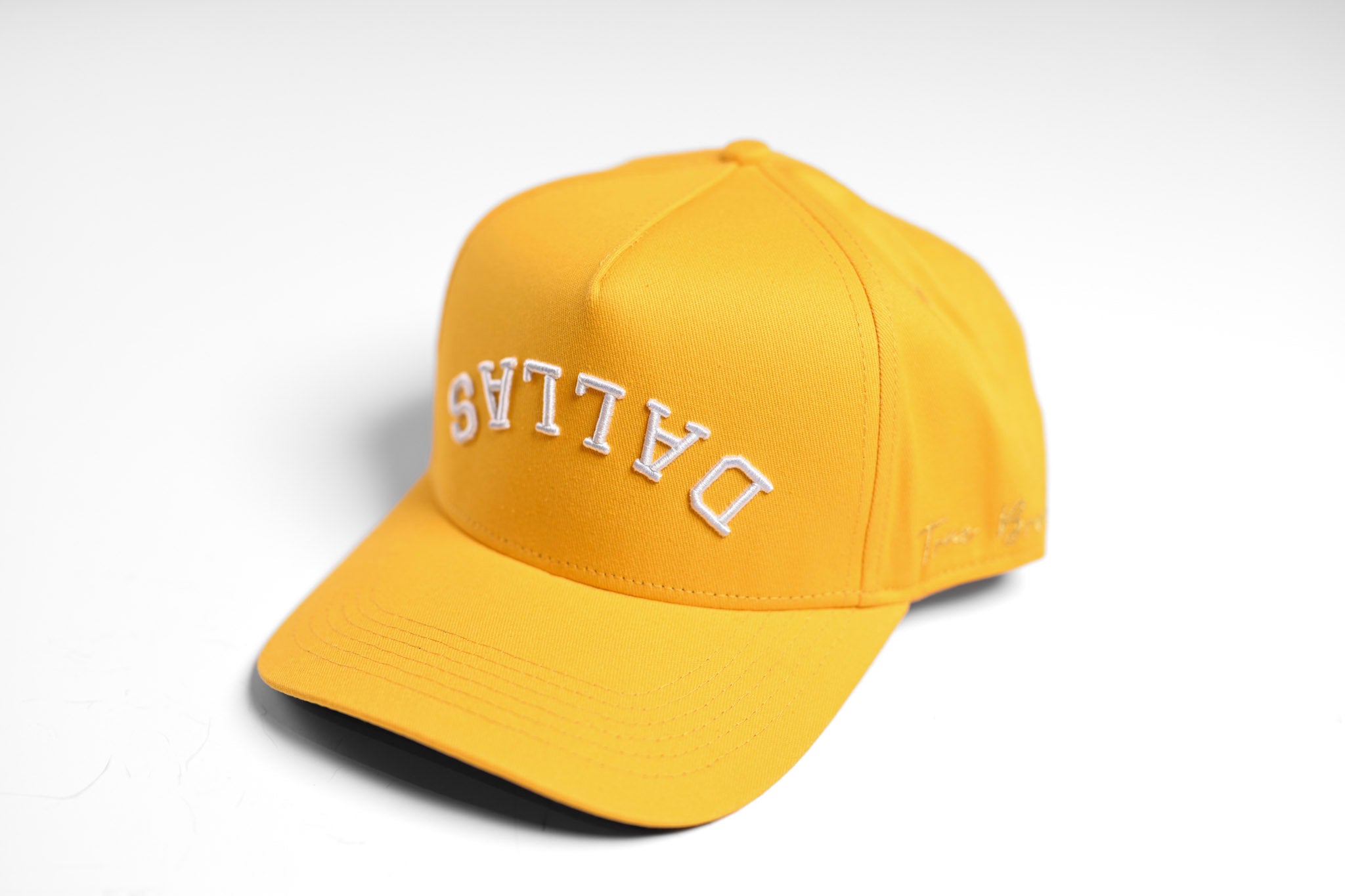 Precurved Dallas snapback - YELLOW w/ Black underbrim