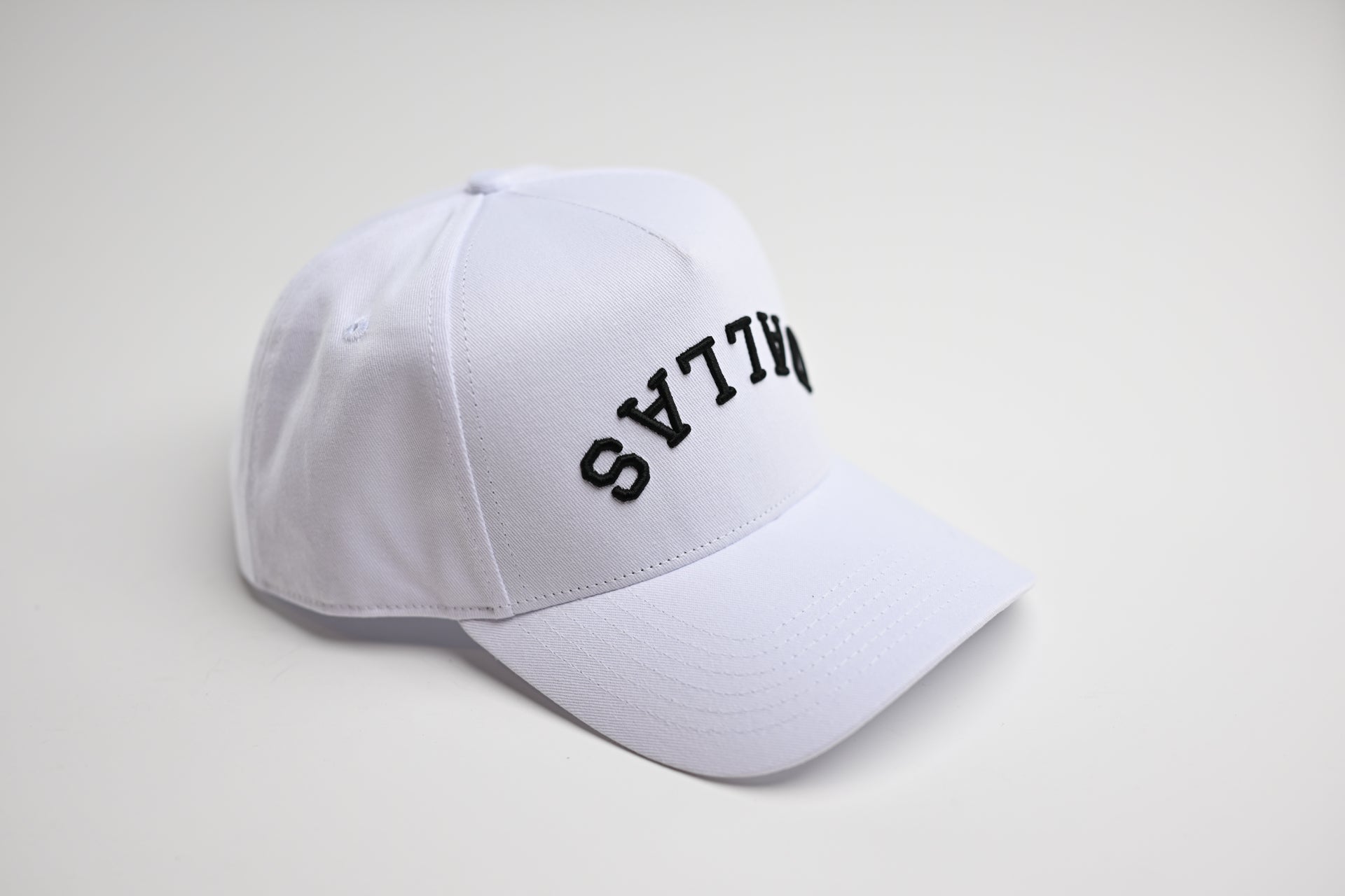 Precurved Dallas snapback - ALL WHITE