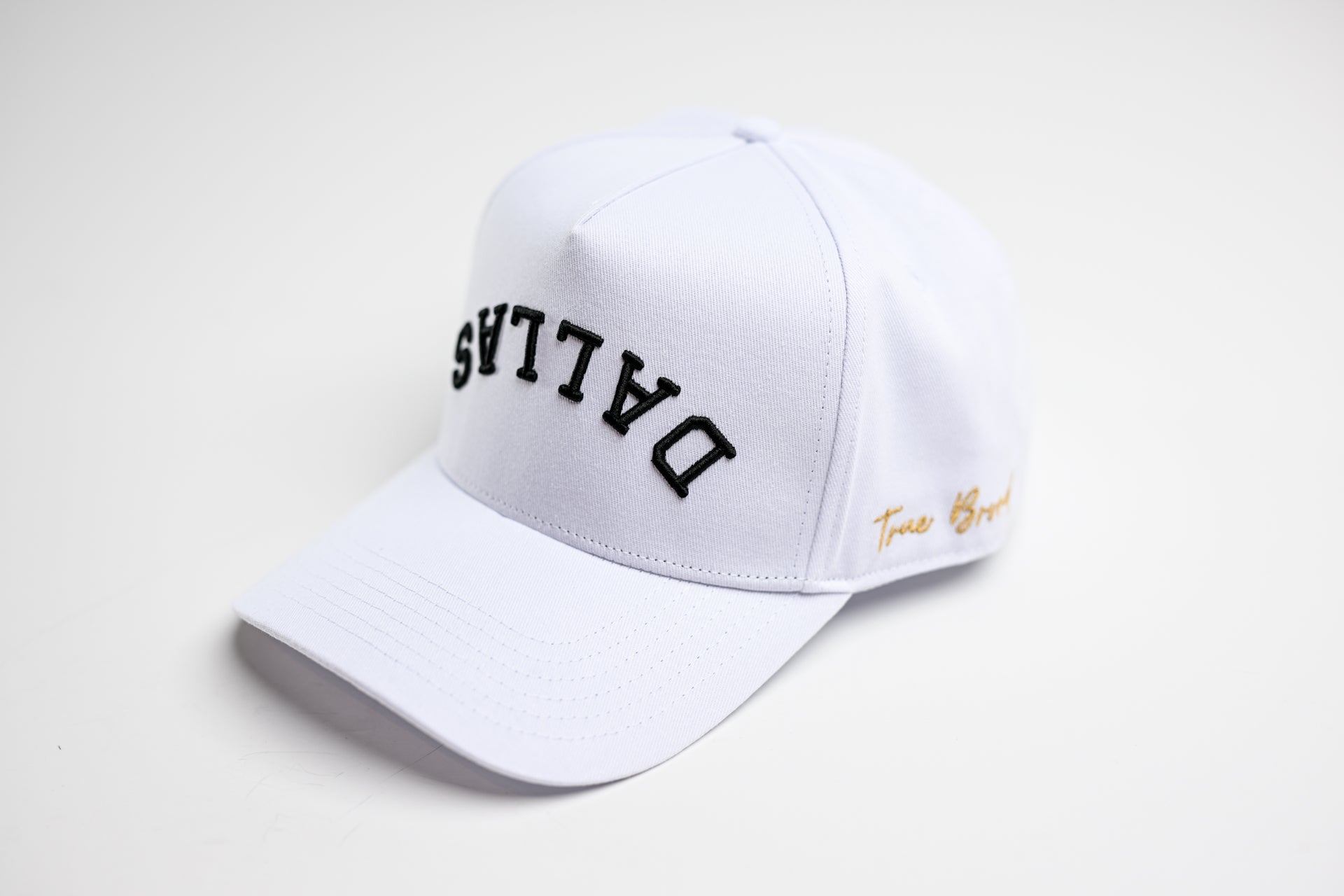 Precurved Dallas snapback - ALL WHITE